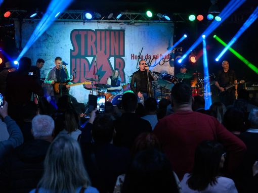 Strujni udar predstavio spot za naslovnu pesmu albuma Hoću da mi bude lepo